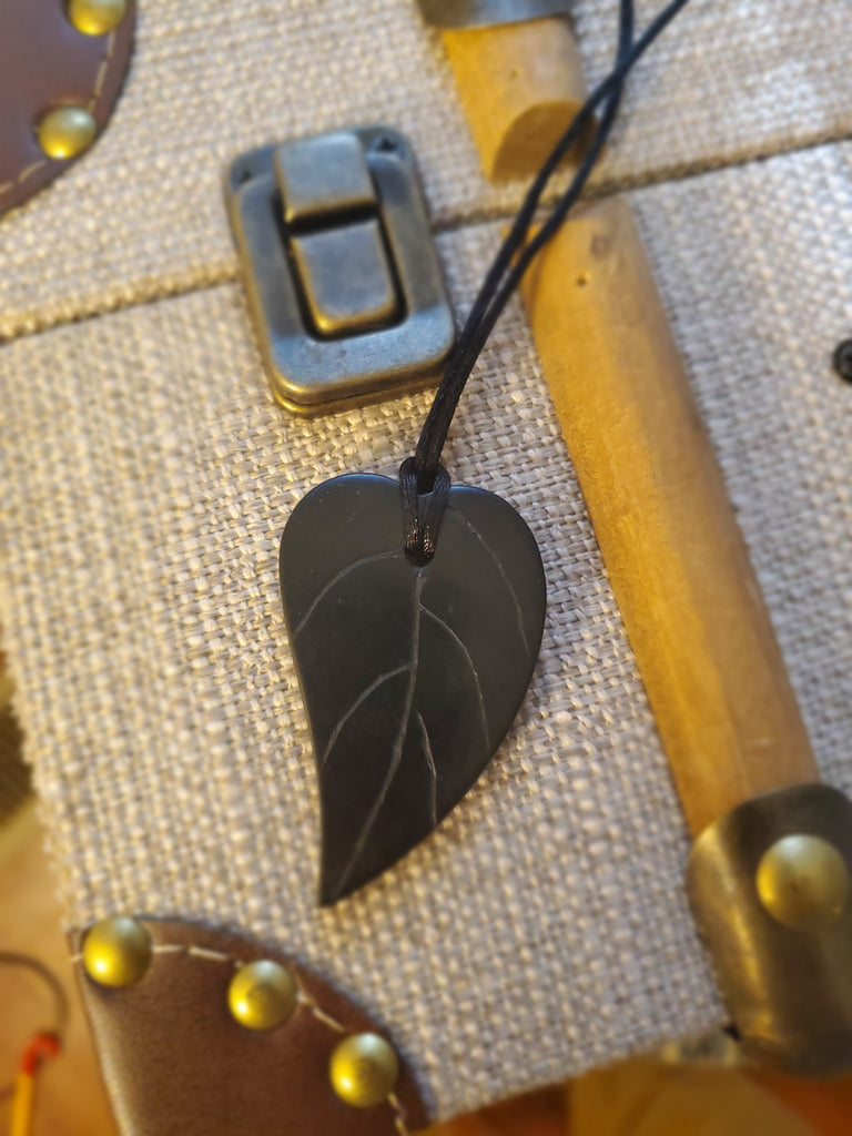 Leaf Design Coal Engraved Pendant - Welljourn