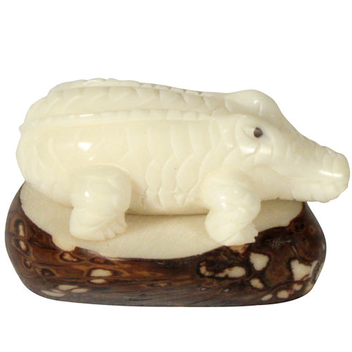 Alligator in Relief Tagua Figurine - Welljourn